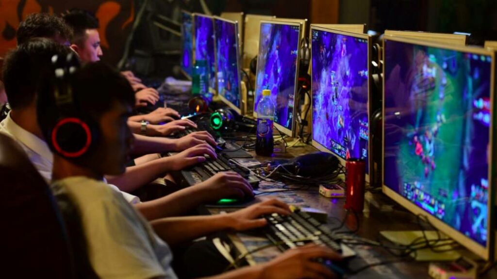 Jóvenes chinos jugando online